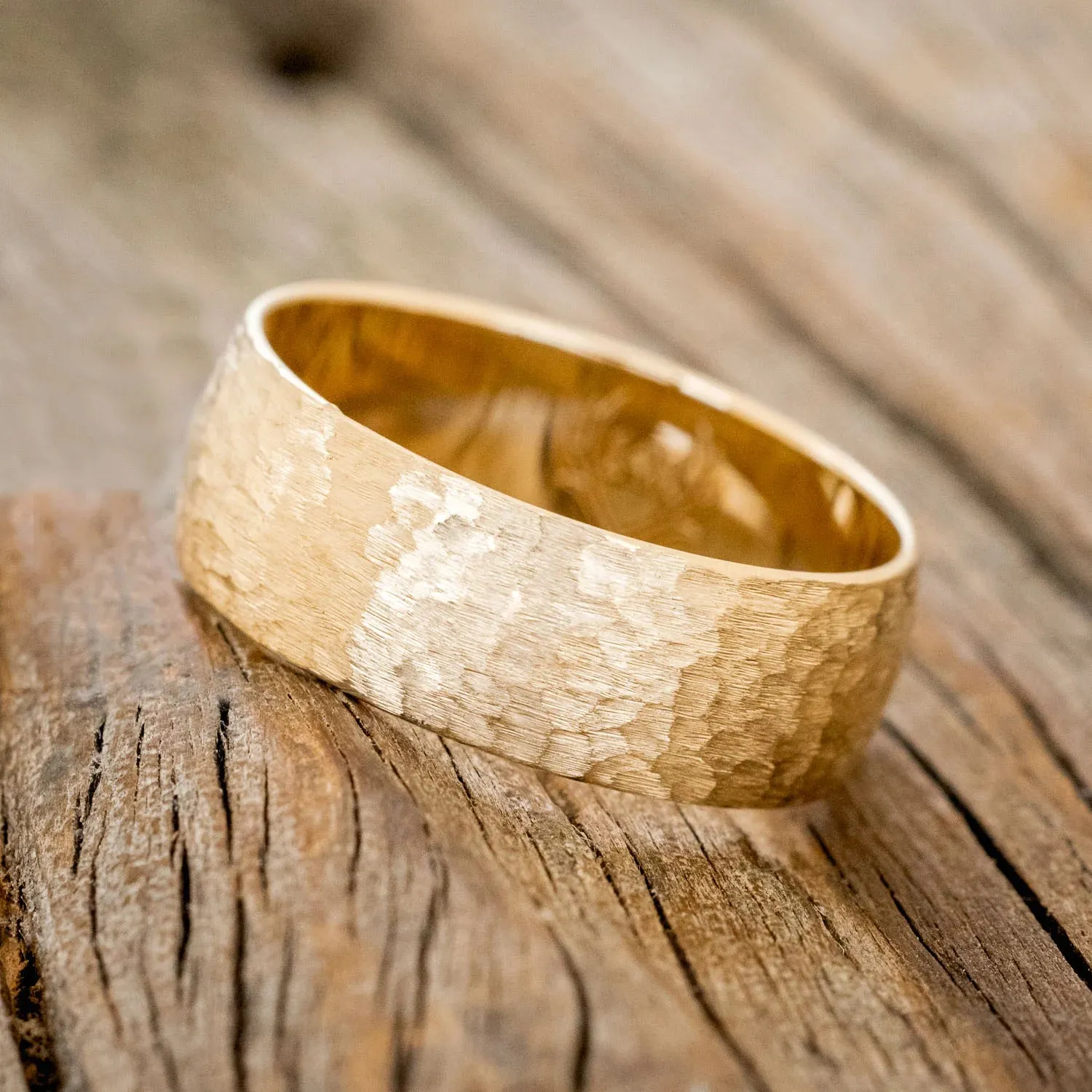 DOMED PROFILE WEDDING BAND WITH HAMMERED FINISH - 14K YELLOW GOLD (6MM) - SIZE 6