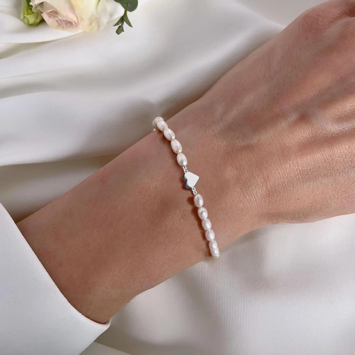 Pearl Bracelets for Women Silver Heart Bracelet as Mothers Day Gifts for Mom, 4 MM Cute Charm Braclet Dainty Stretch Braclets for Bride Wedding Gifts Bridal Jewelry Birthday Accessories